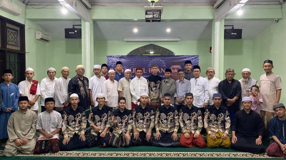 Mahasantri bersama Jamaah
